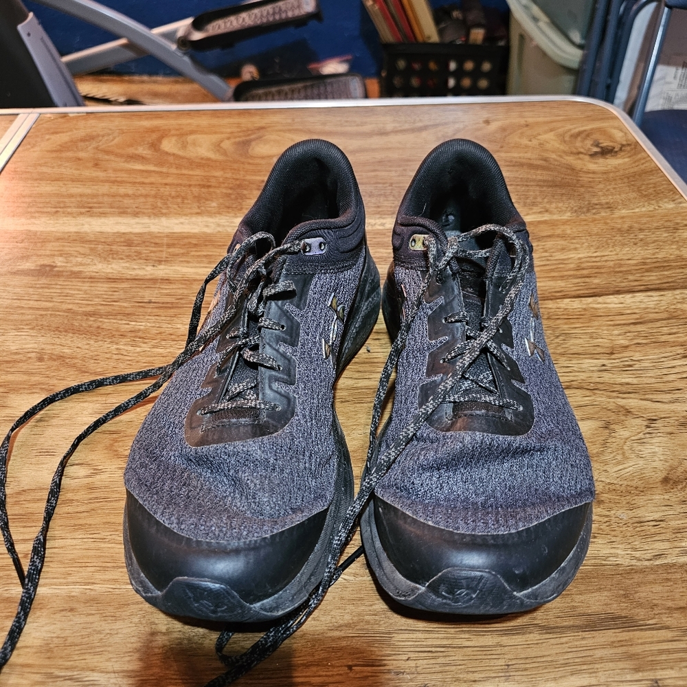 ♥️ GUC Womens Size 11 Black Under Armour Charged Shoe